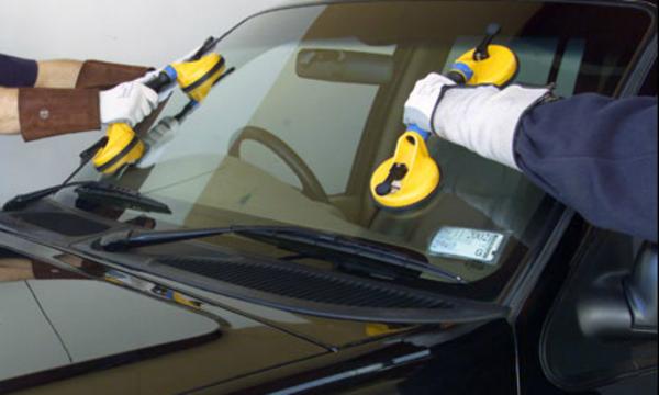 Чем объясняется сложность технологии замены автостекла