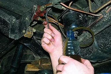 Как правильно прокачать тормоза на УАЗ Буханка?