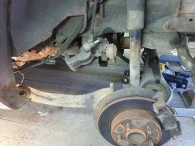 На фото - ремонт задней подвески, drive2.ru