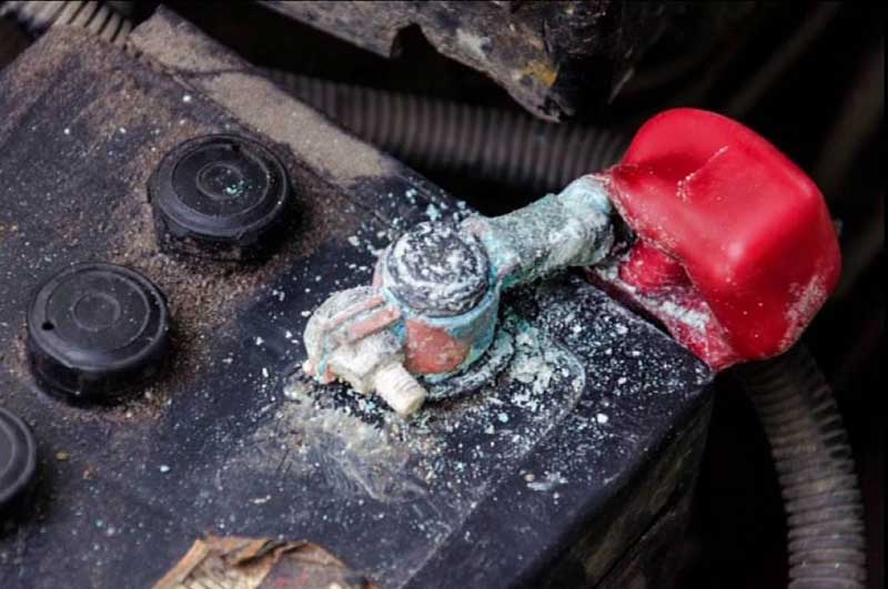 Налет на клеммах аккумулятора