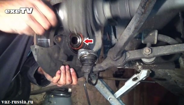 Стрелкой указан сам подшипник после отведения тормозного диска с кулаком в сторонку и после отсоединения самого шруса