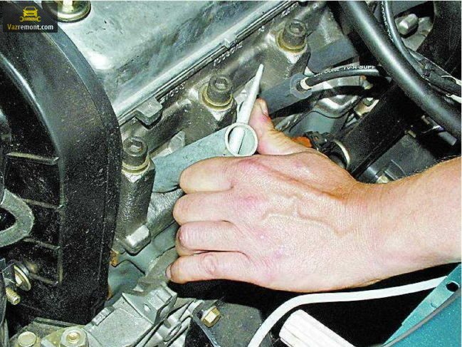 Выкручивание свечи зажигания